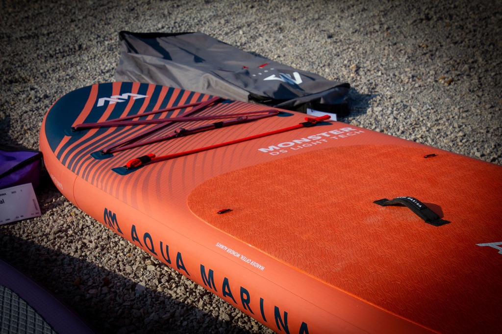 Deska Monster Aqua Marina leży na plaży